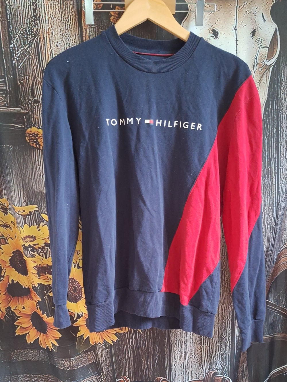 Vintage Tommy Hilfiger Navy Sweatshirt with Red Sleeve Panel